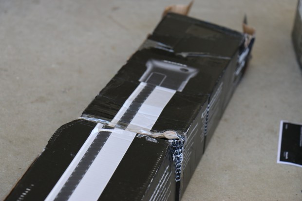 Badly damaged AeroBlade Edge boxes from the delivery process; luckily nothing was damaged!