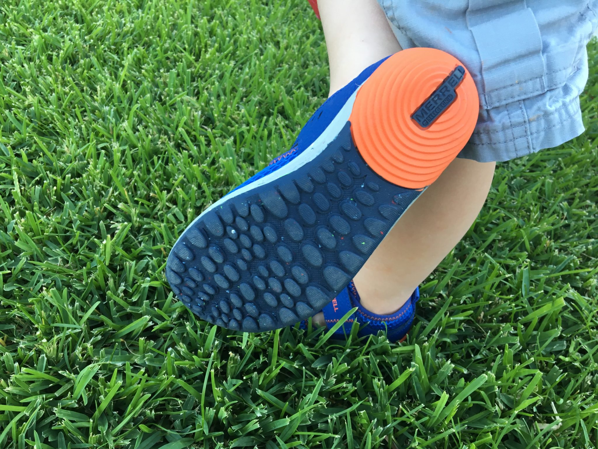 Multidirectional tread for a barefoot feel